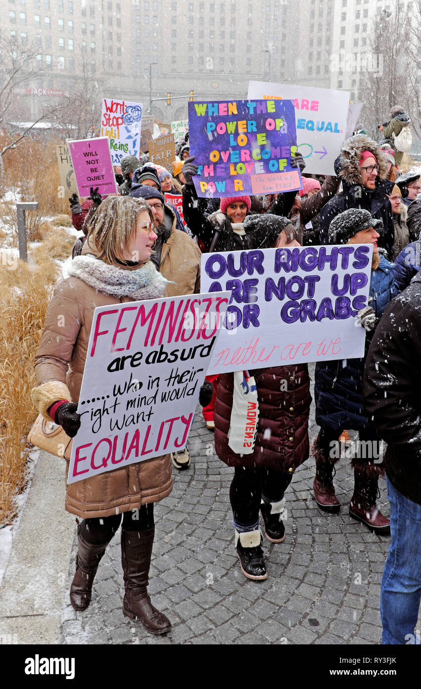 I sostenitori dei diritti delle donne marciano con cartelli nel centro di Cleveland, Public Square su una neve fredda 19 gennaio 2019. Foto Stock