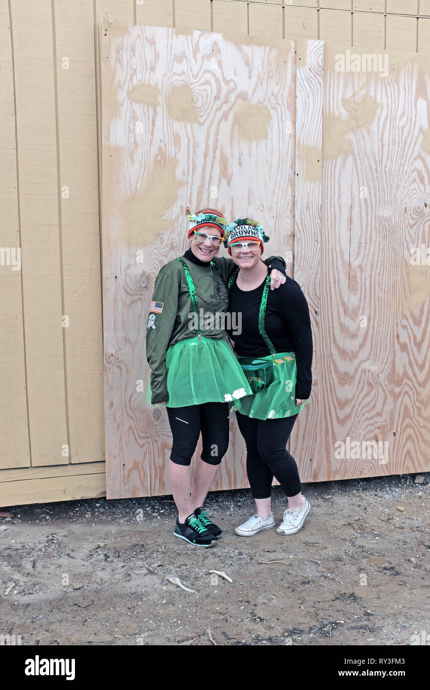 Due partecipanti vestiti in abiti irlandese a prepararsi per il 2019 Special Olympics tuffo polare a Edgewater Beach in Cleveland, Ohio, USA. Foto Stock
