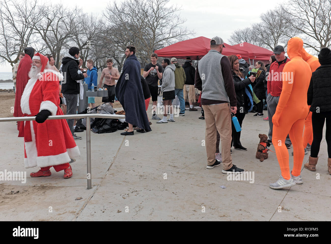 Babbo Natale e altri si preparano a partecipare al Polar Plunge 2019 all'Edgewater Park di Cleveland, Ohio, USA, per sostenere le Olimpiadi speciali. Foto Stock