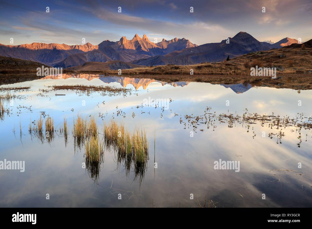 Francia, Savoie, Saint-Sorlin d'Arves, Aiguilles d'Arves riflessione sul lago Guichard Foto Stock