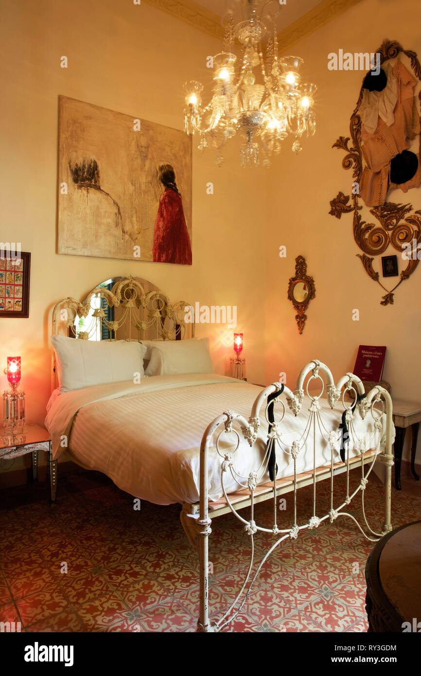 Cuba, La Habana, Havana vecchia, classificato come patrimonio mondiale dall UNESCO, camera coloniale della pensione la Maison decorate con dipinti e mobili antichi Foto Stock