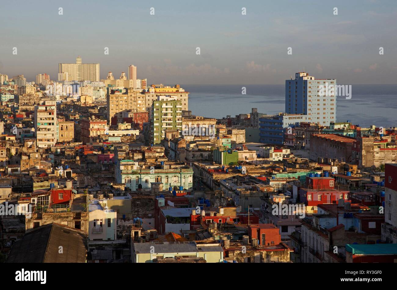 Cuba, La Habana, Havana Vecchia, panorama sui tetti del centro Habana fino a quando l'oceano, dall'ultimo piano dell'hotel Mercure Sevilla Foto Stock