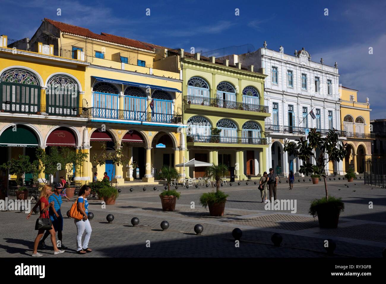 Cuba, La Habana, Havana vecchia, classificato come patrimonio mondiale dall UNESCO, persone in Plaza Vieja con i suoi vecchi edifici colorati del barocco neoclassico e art nouveau di stili Foto Stock