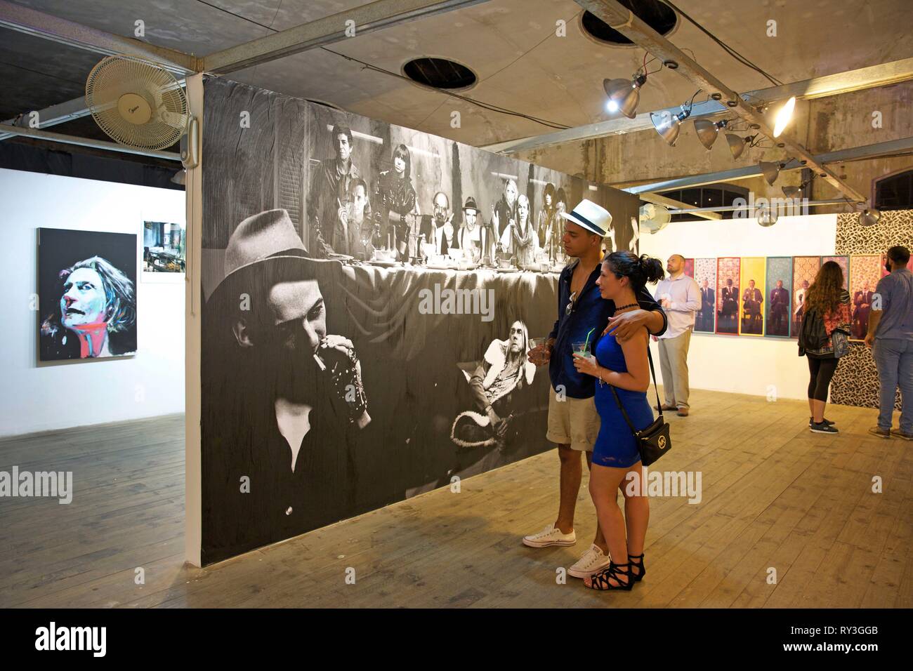 Cuba, La Habana, Vedado, giovane coppia di fronte a un lavoro contemporaneo di Maurice Renoma esposti in ambiente industriale del centro multiculturale La Fabrica de arte cubano Foto Stock