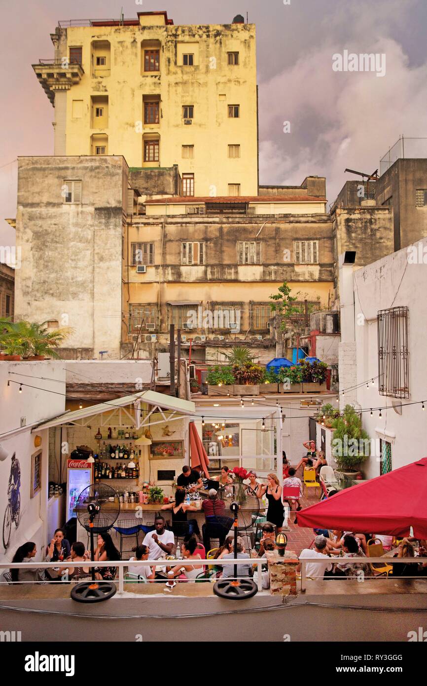 Cuba, La Habana, Havana vecchia, classificato come patrimonio mondiale dall' UNESCO, terrazza del bar alla moda di El del frente, pieno di gente e di aprire agli edifici della città vecchia Foto Stock