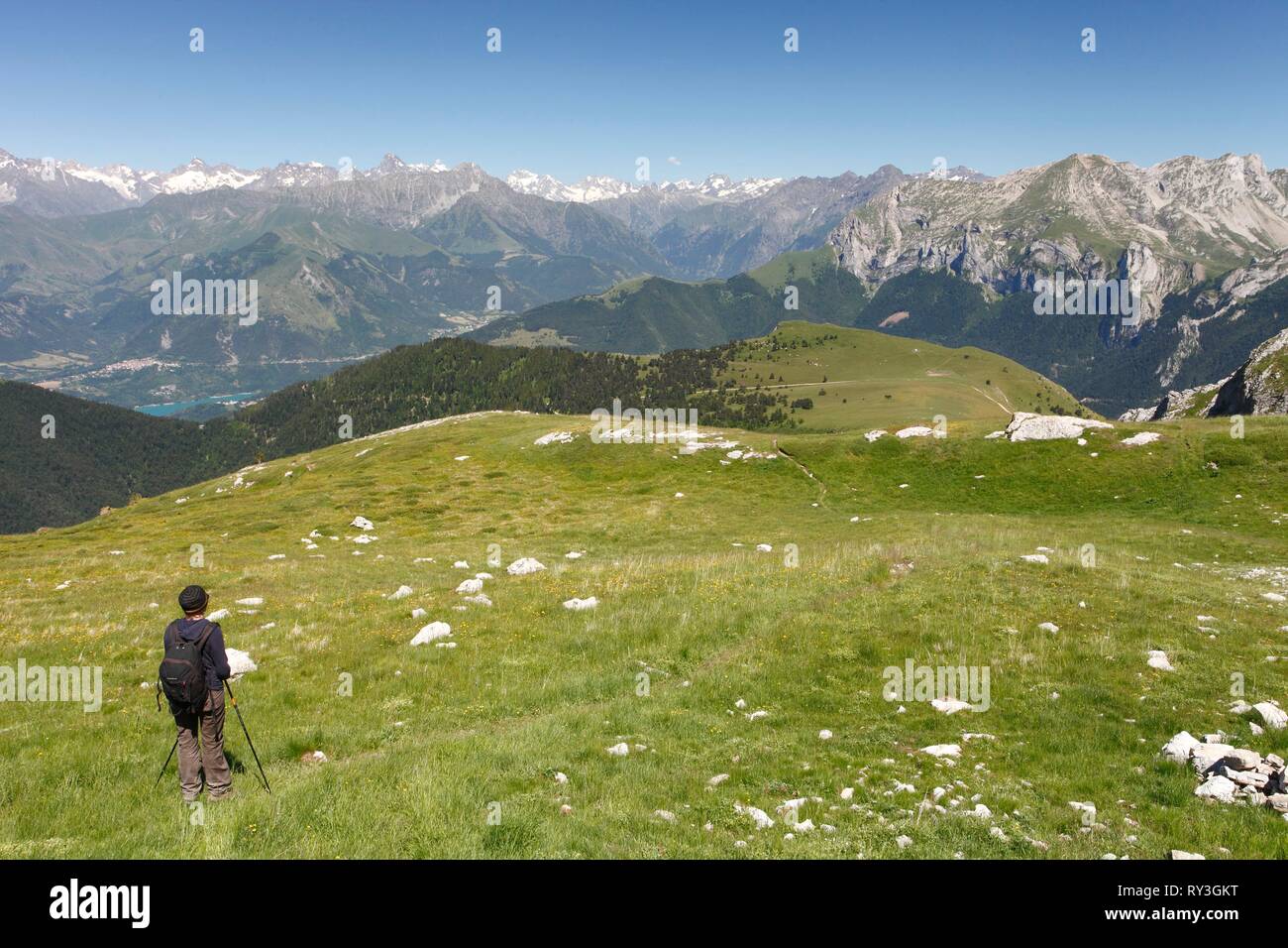 Francia, Isere, Devoluy mountain range, Pellafol, Femmina escursionista scendendo Obiou's Peak (2789m) Foto Stock