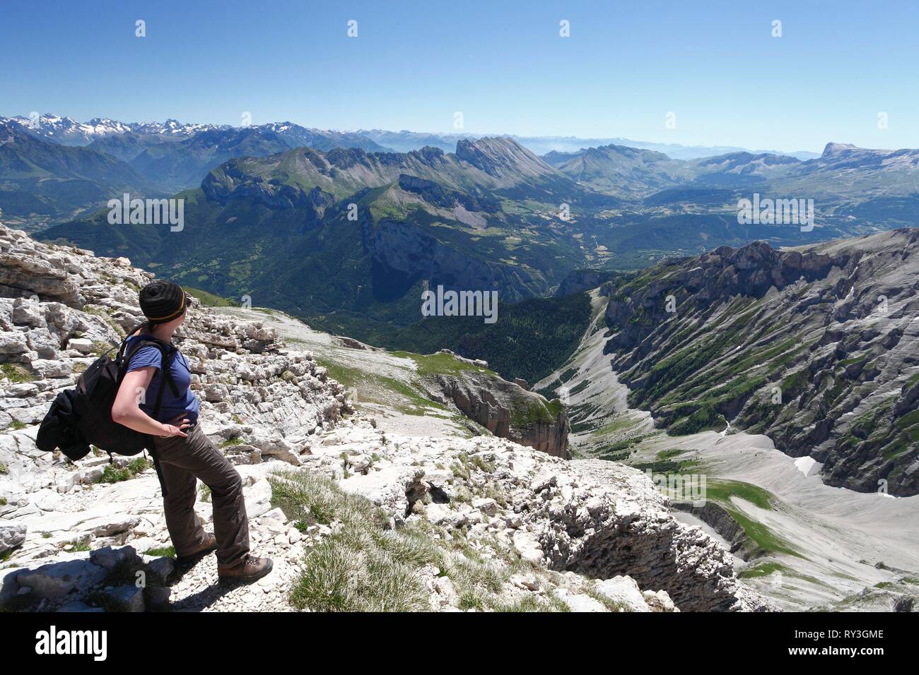 Francia, Isere, Devoluy mountain range, Pellafol, Femmina escursionista Obiou arrampicata's Peak (2789m) Foto Stock