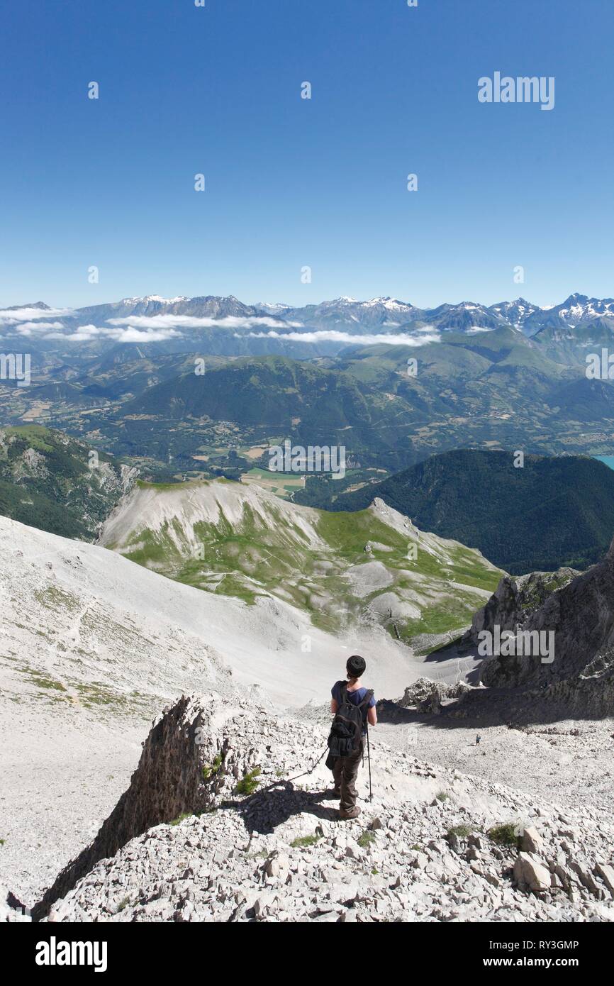 Francia, Isere, Devoluy mountain range, Pellafol, Femmina escursionista Obiou arrampicata's Peak (2789m) Foto Stock