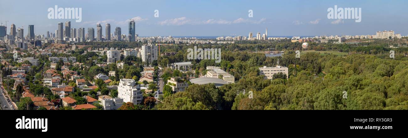 Israele, Tel Aviv-Jaffa, Ramat Gan, Shikun Vatikim distretto e Ganei Yehoshua Park HaYarkon, in background e il centro della città con le sue torri e il mare Foto Stock