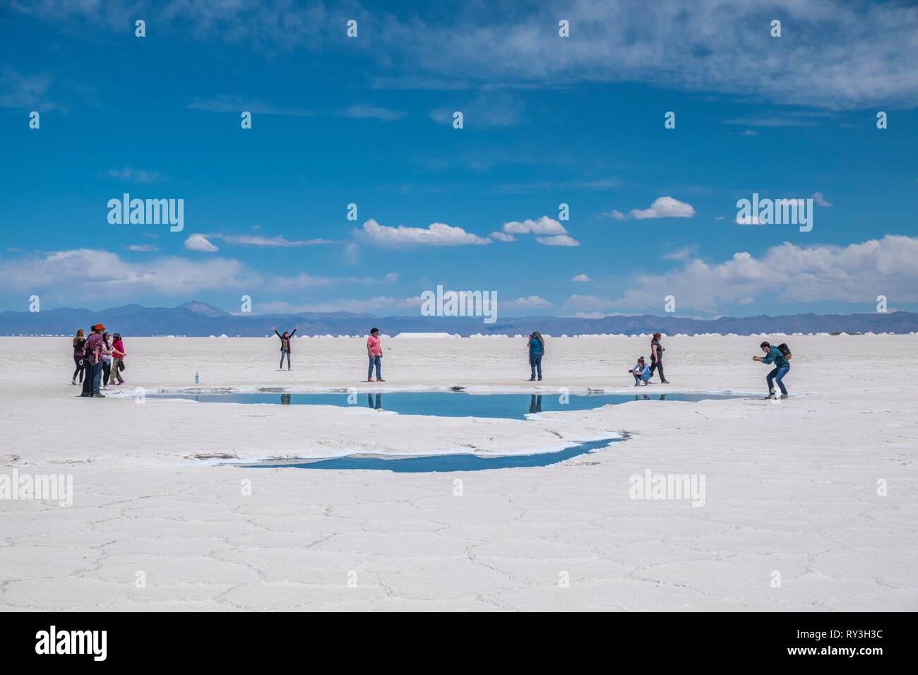 Argentina, provincia di Salta, Puna desert, San Antonio de Los Cobres, saline, Salinas Grandes vicino a Tres Morros Foto Stock