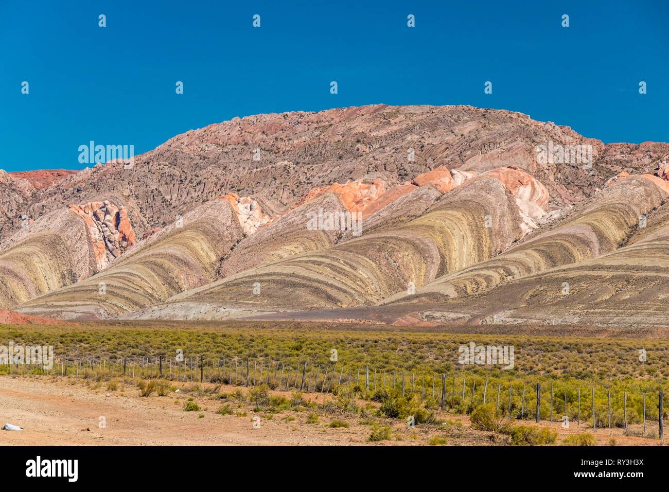 Argentina, provincia di Jujuy, Quebrada de Humahuaca elencati come patrimonio mondiale dall' UNESCO, paesaggio sulla strada a Abra Pampa Foto Stock