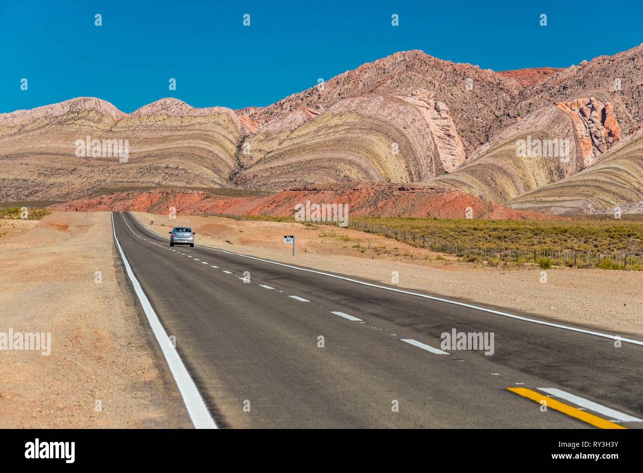 Argentina, provincia di Jujuy, Quebrada de Humahuaca elencati come patrimonio mondiale dall' UNESCO, paesaggio sulla strada a Abra Pampa Foto Stock