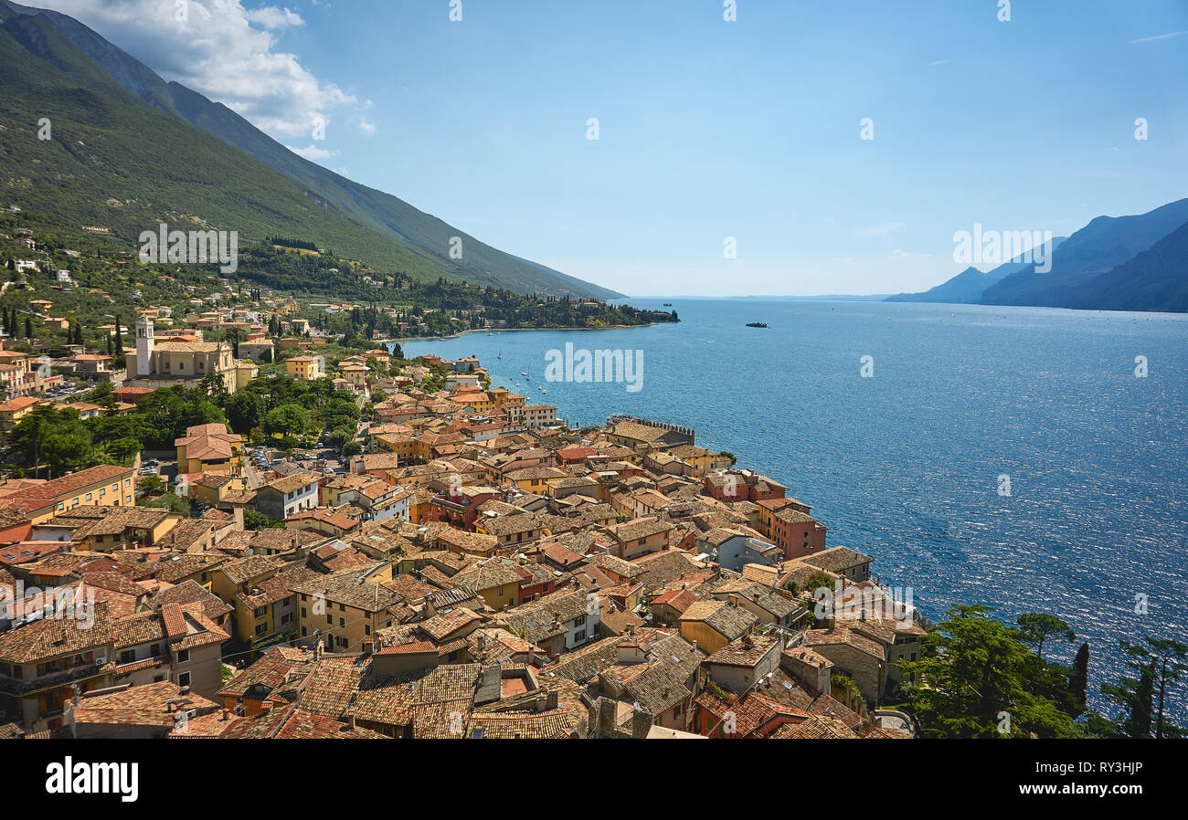 Malcesine, Italia - Agosto, 2018. Vista aerea della città medievale di Malcesine, sul Lago di Garda nella regione Veneto. Foto Stock