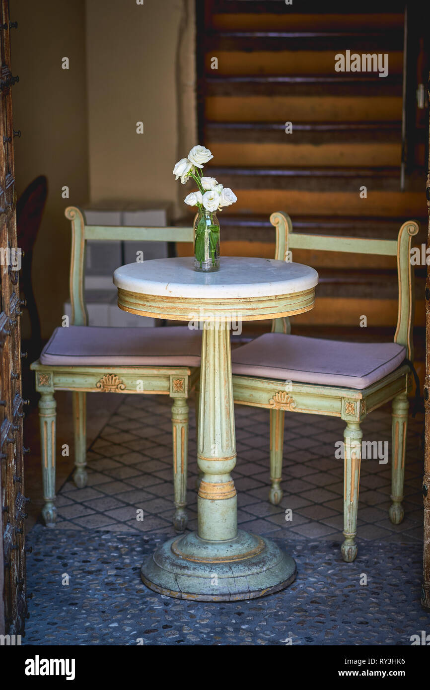 Un Vintage In Legno Tavolo Rotondo Con Due Sedie Di Legno E Un