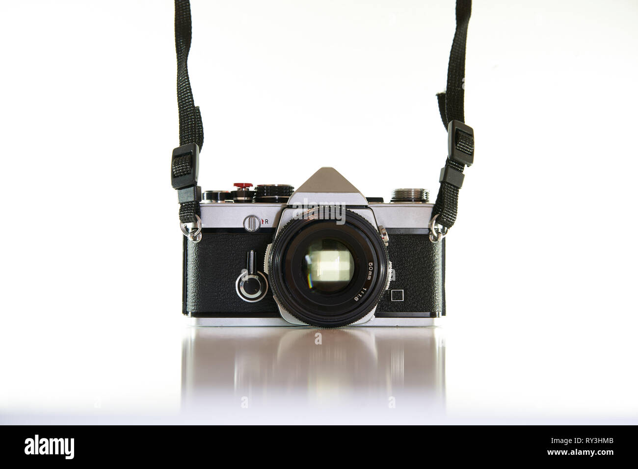 London, Regno Unito - Agosto, 2018. Vintage videocamera slr con uno sfondo bianco. Foto Stock