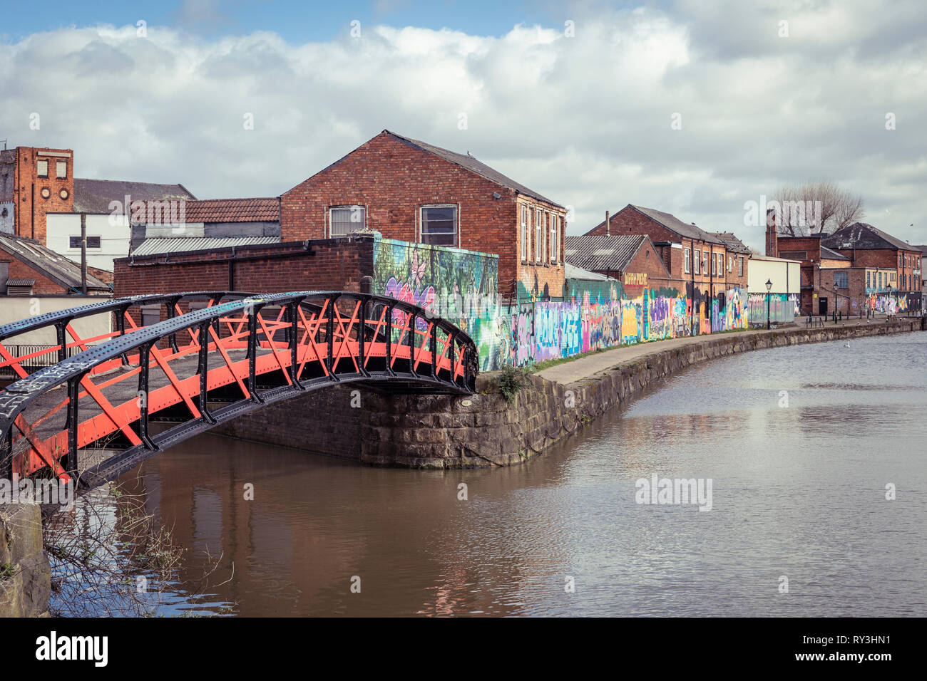 Metallo rosso ponte sul canal presso la Frog isola nella città di Leicester, Regno Unito Foto Stock