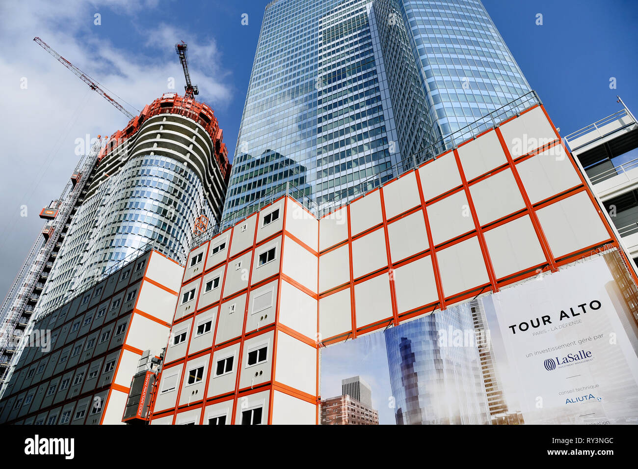 Alto la costruzione della torre - La Défense - Francia Foto Stock