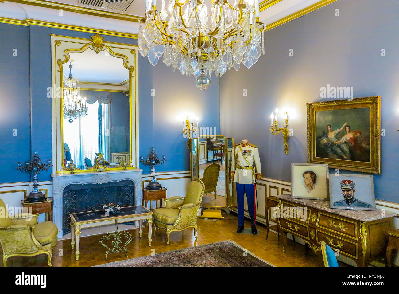 Tehran Niavaran Mansion complesso palazzo interno camera privata con uniforme Foto Stock