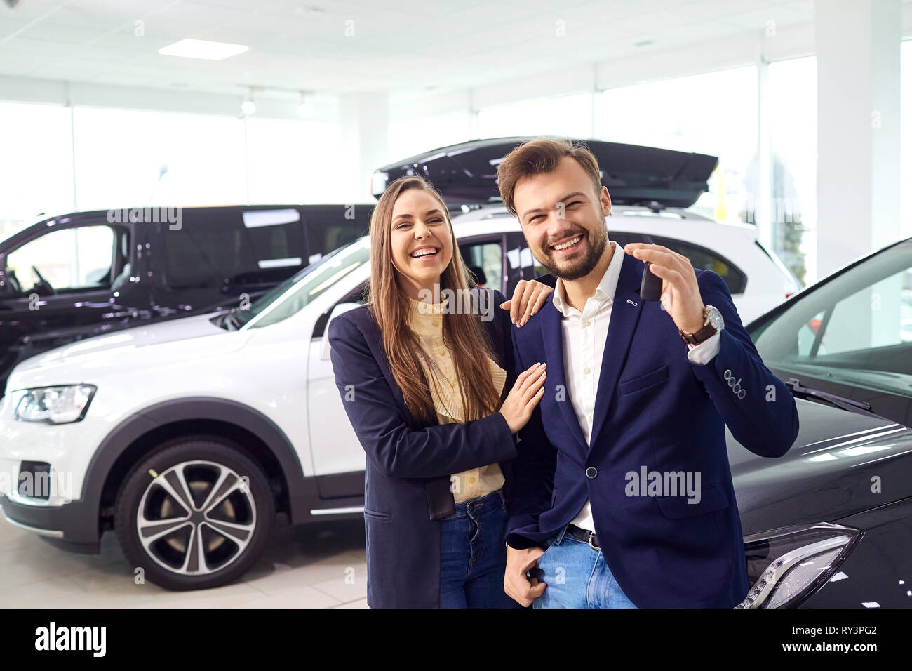 Una giovane coppia sceglie un auto e auto salon Foto Stock