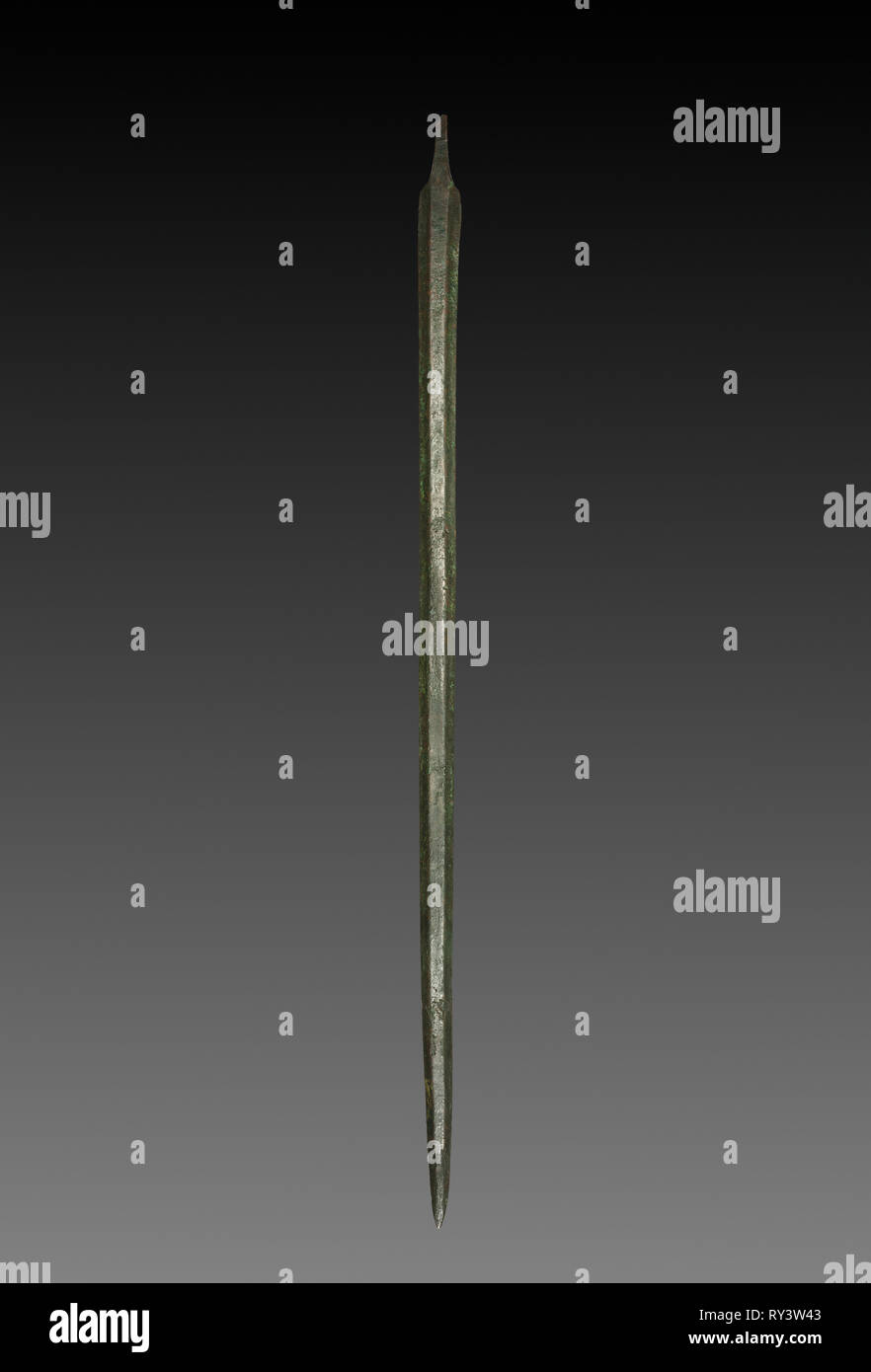 Lama di spada, 2a-1st millennio BC. Iran, Luristan (?), 2a-1st millennio BC. Bronzo; complessivo: 82,4 cm (32 7/16 in Foto Stock