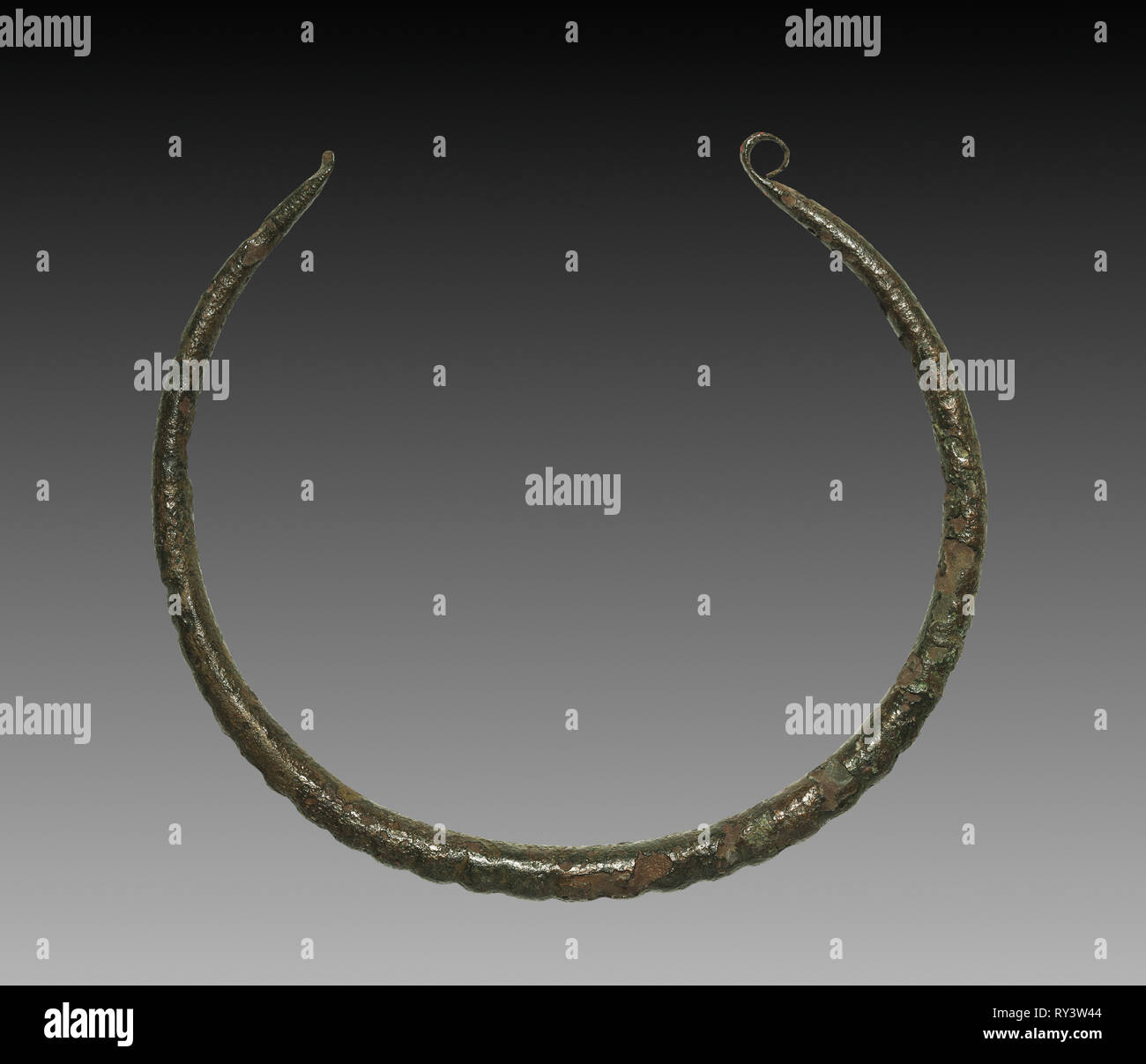 La collana o la coppia, 2nd-1st millennio BC. Iran, Luristan (?), 2a-1st millennio BC. Bronzo; diametro: 14 cm (5 1/2 in Foto Stock