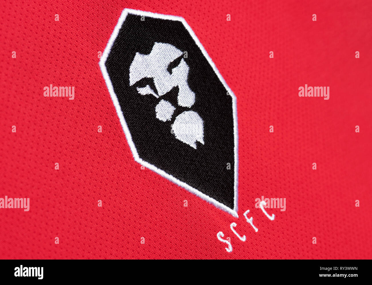 Primo piano della maglia della casa del Salford City FC 2020/21 Foto stock  - Alamy