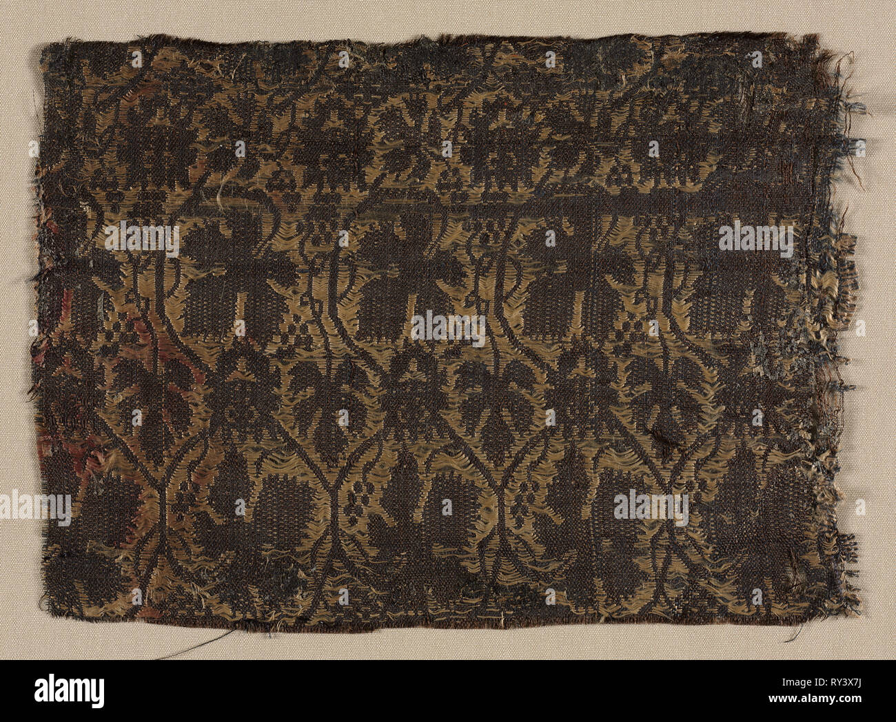Frammento di seta, 1350-1399. Iran o Iraq, metà o seconda metà del XIV secolo. Tabby si intrecciano con il filo di trama complementare; seta; complessivo: 11,5 x 16 cm (4 1/2 x 6 5/16" Foto Stock