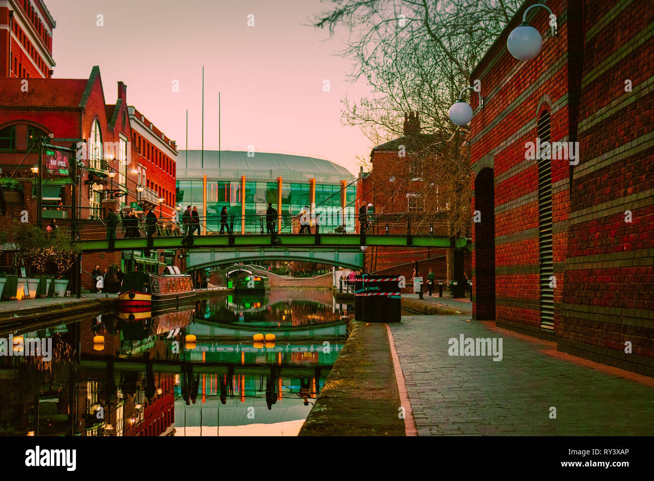 Canal riflessione shot da Birmingham Broad Street guardando Arena di Birmingham Foto Stock