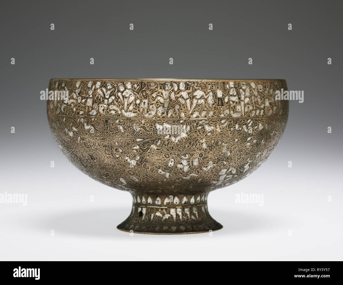 Il Wade Cup con Script animata, 1200-1221. Iran, periodo di Seljuk, del XIII secolo. Ottone intarsiato con argento; diametro: 16.1 cm (6 5/16 in.), in totale: 11,5 cm (4 1/2 in Foto Stock
