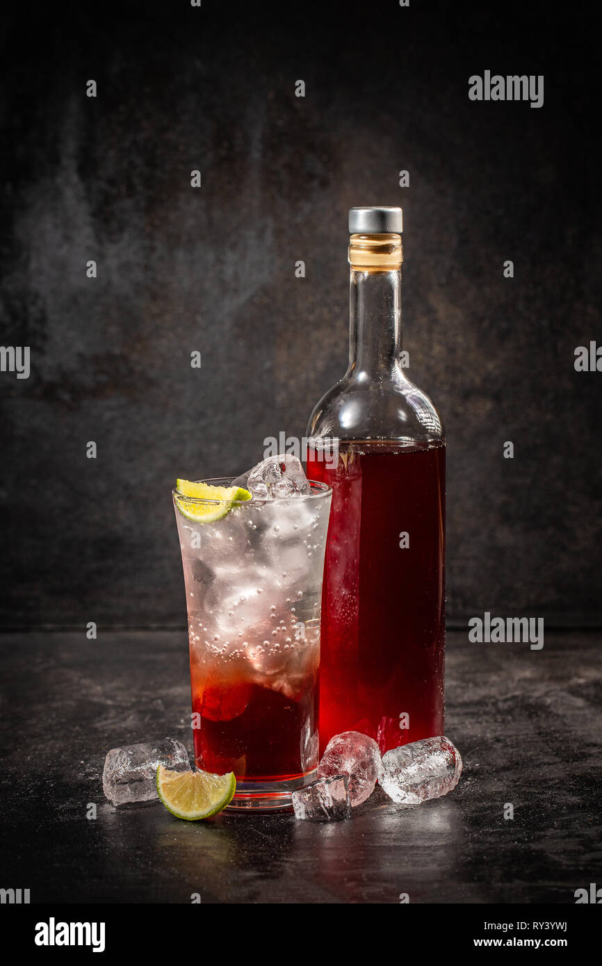 Soda drink con sciroppo di frutti di bosco e i cubetti di ghiaccio Foto Stock