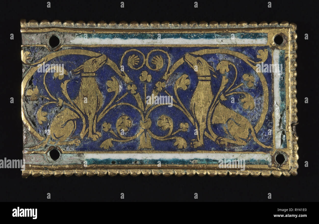 La placca, probabilmente da un reliquiario Santuario, c. 1200-1250. Mosan, valle della Mosa, periodo gotico, inizio del XIII secolo. Rame dorato; smalto champlevé; complessivo: 3,4 x 5,9 cm (1 5/16 x 2 5/16 in Foto Stock