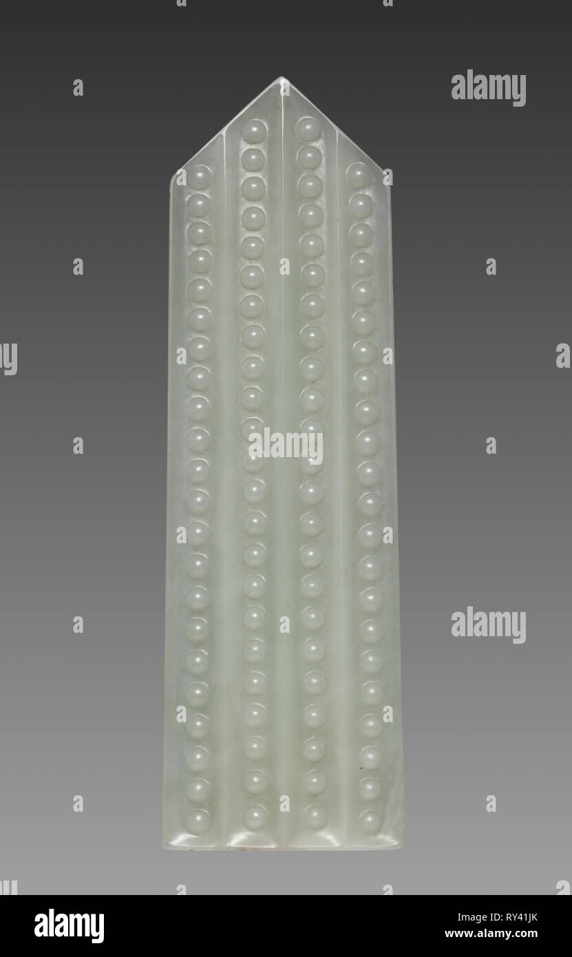 Tablet (GUI) con pattern di granella e iscrizione imperiale, 1793. Cina, Dinastia Qing (1644-1911), Qianlong regnare (1736-95). Bianco traslucido jade; complessivo: 22,1 x 7 cm (8 11/16 x 2 3/4 in Foto Stock