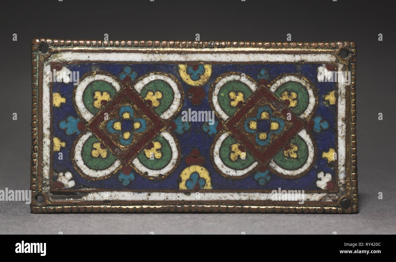 La placca, probabilmente da un reliquiario Santuario, 1225-1250. Germania, Aquisgrana?, periodo gotico del XIII secolo. Rame dorato; smalto champlevé; complessivo: 4,3 x 8,9 cm (1 11/16 x 3 1/2 in Foto Stock