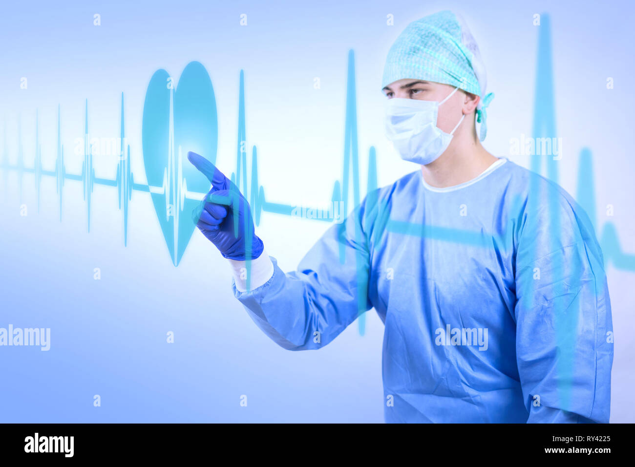 Medico chirurgo in guanti sterili preparando per il funzionamento in ospedale guardando ologramma virtuale visualizzazione frequenza del battito cardiaco Foto Stock