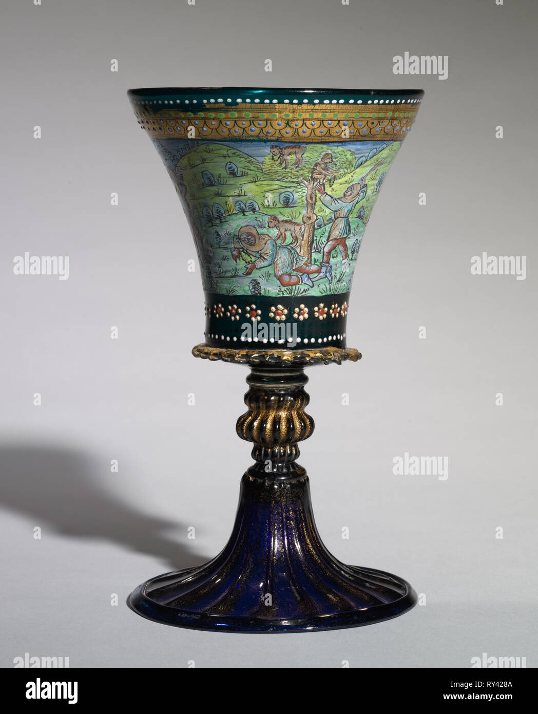 Il Peddler calice, 1800s. L'Italia, Venezia (Murano), XIX secolo. Il verde e il blu, vetro smaltato e dorato; diametro della bocca: 21,5 x 11,4 cm (8 7/16 x 4 1/2 in.); diametro di base: 12 cm (4 3/4 in Foto Stock