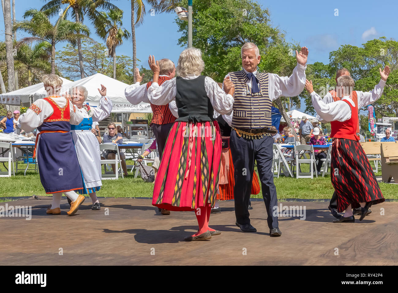 Lake Worth, FL, Stati Uniti d'America Marzo 3, 2019, il sole di mezzanotte Festival che celebra la cultura finlandese. Le coppie si tengono reciprocamente la mano destra e mano sinistra verso l'alto. Foto Stock