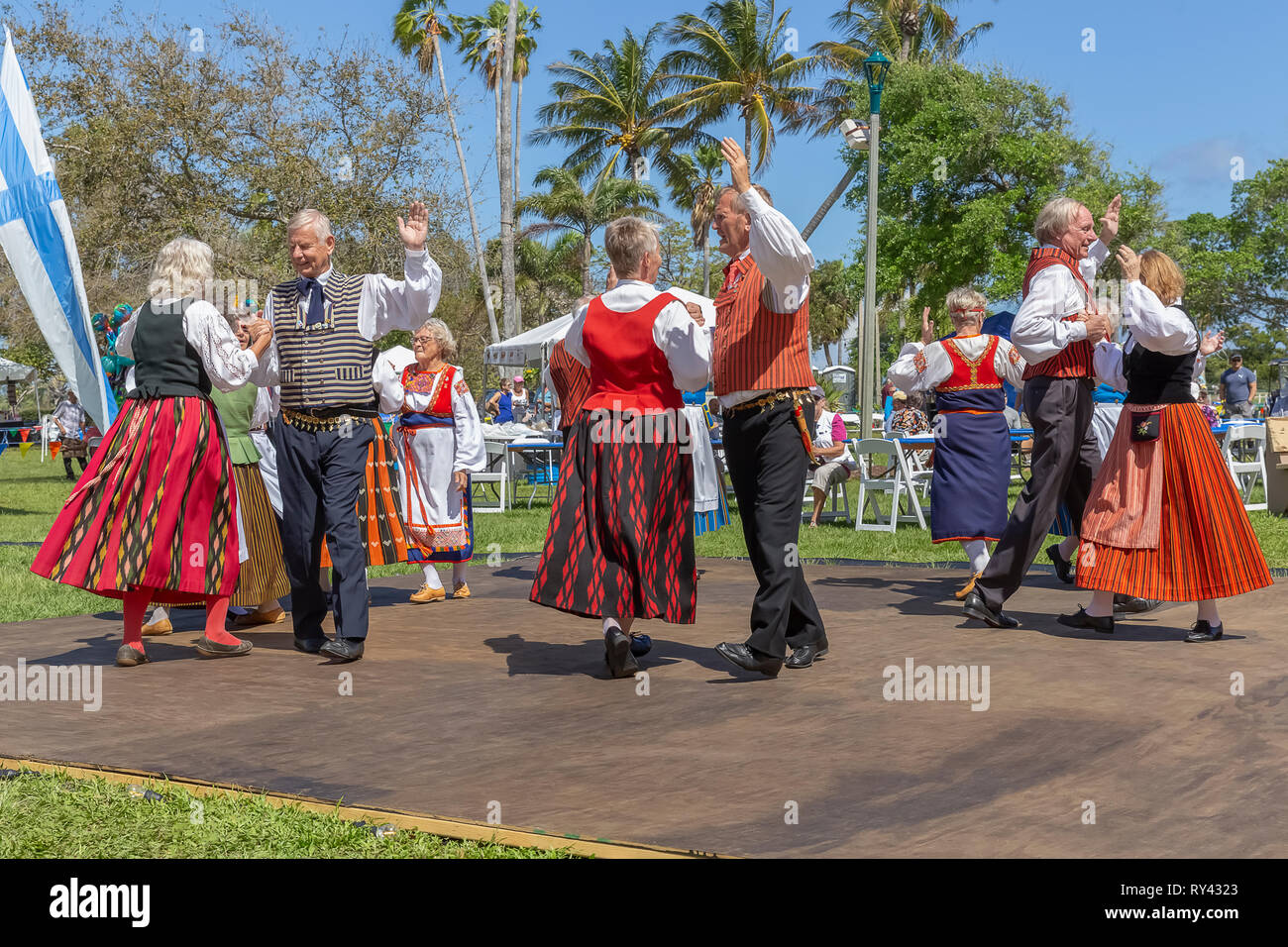 Lake Worth, Florida, Stati Uniti d'America Marzo 3, 2019, il sole di mezzanotte Festival che celebra la cultura finlandese. Le coppie danza in partnership su una pista da ballo. Foto Stock