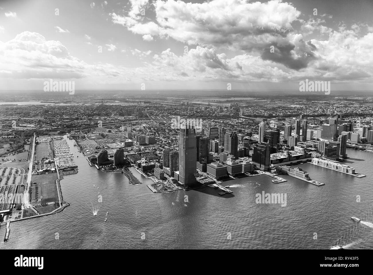 Jersey City sorprendenti skyline di antenna su una soleggiata giornata estiva. Foto Stock