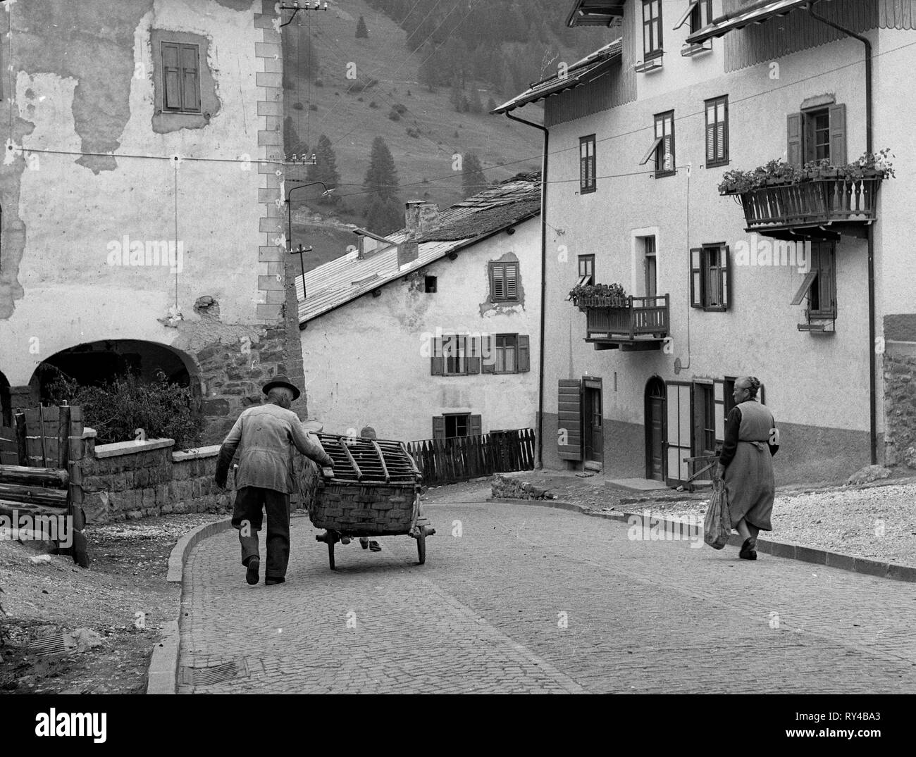 Alpine contadino nel villaggio vicino al Monte Pana, Alto Adige, Italia 1930 Foto Stock