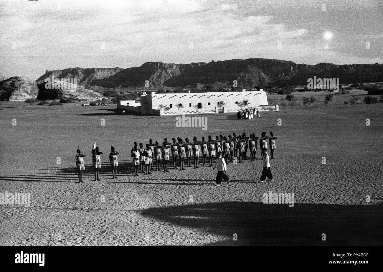Soldati dell'esercito francese, Lapangan Terbang Zouar Airport Ciad Africa 1950 Foto Stock