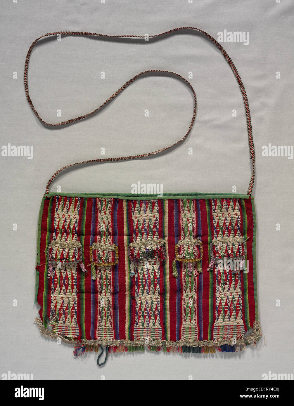 Custodia (Bolsa), 1800s. Bolivia, Haurina, fine del XIX secolo. La lana con perle di vetro e paillettes; complessivo: 25,5 x 36,3 cm (10 1/16 x 14 5/16 in Foto Stock