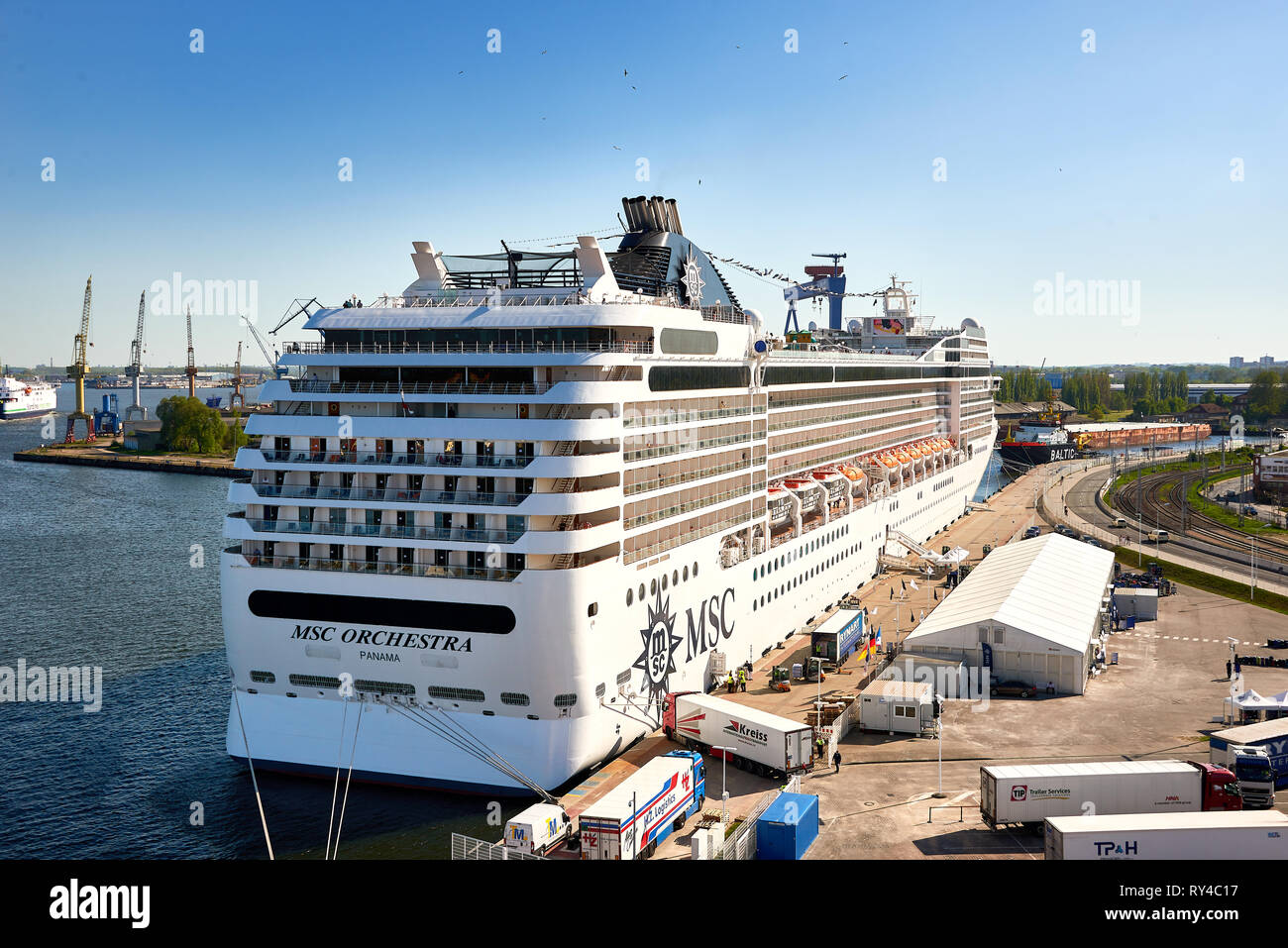 Rostock-Warnemünde/ Germania - 8 Maggio 2018: vista sulla nave da crociera MSC Orchestra nel porto della città mentre i passeggeri di caricamento e alimentazione Foto Stock