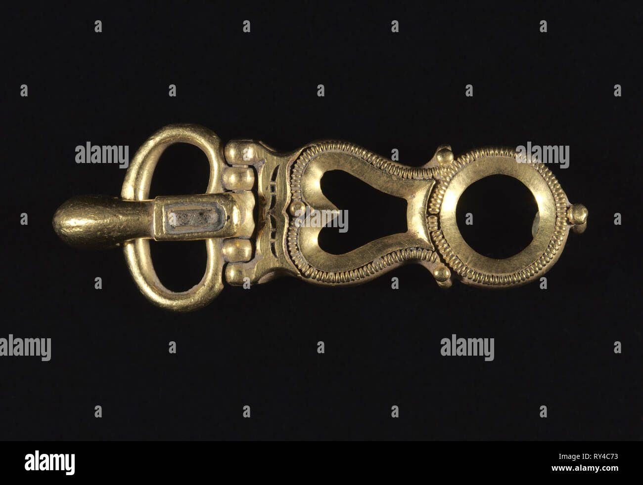La fibbia, 600s. Bisanzio, Avaric, VII secolo. Oro; complessivo: 5,9 x 2,1 cm (2 5/16 x 13/16 in Foto Stock