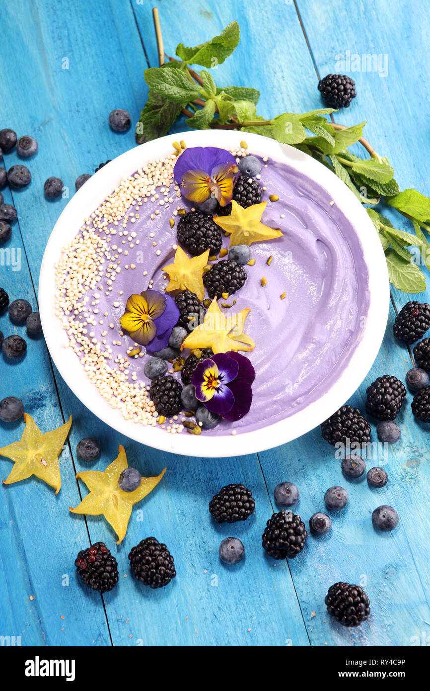 In casa sano materie vegan banana e berry ice cream (gelato, nicecream) e rabboccato con organici di more e mirtilli sul tavolo Foto Stock In casa sano materie vegan banana e berry ice cream (gelato, nicecream) e rabboccato con organici di more e mirtilli sul tavolo Foto Stock