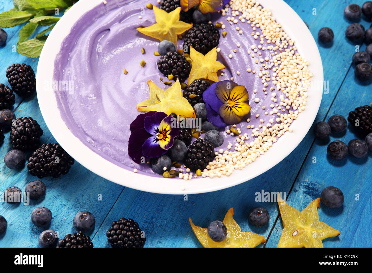 In casa sano materie vegan banana e berry ice cream (gelato, nicecream) e rabboccato con organici di more e mirtilli sul tavolo Foto Stock In casa sano materie vegan banana e berry ice cream (gelato, nicecream) e rabboccato con organici di more e mirtilli sul tavolo Foto Stock