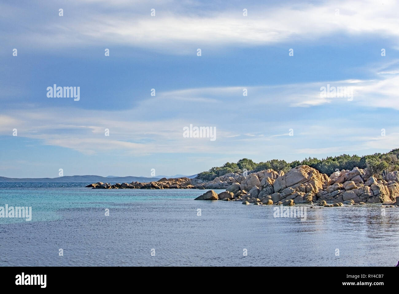 Seascape da una spiaggia invernale e il blu e il verde mare in Costa Smeralda, Sardegna, Italia nel mese di marzo. Foto Stock