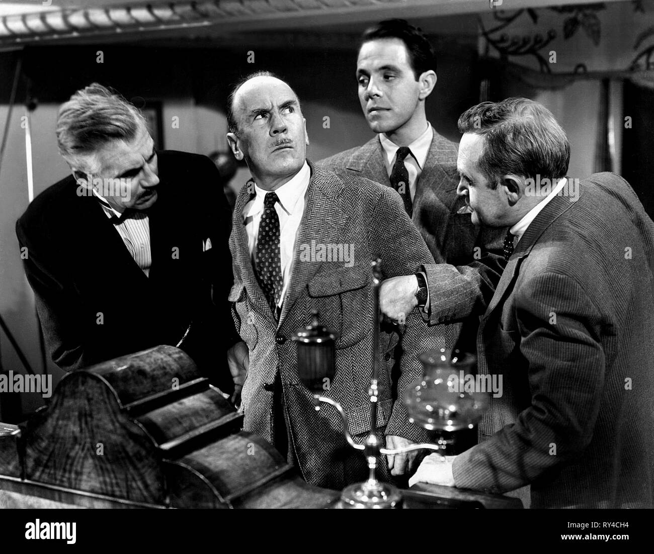 WALTER HUSTON, Roland giovane, Louis Hayward,BARRY FITZGERALD, e quindi non vi era nessuno, 1945 Foto Stock