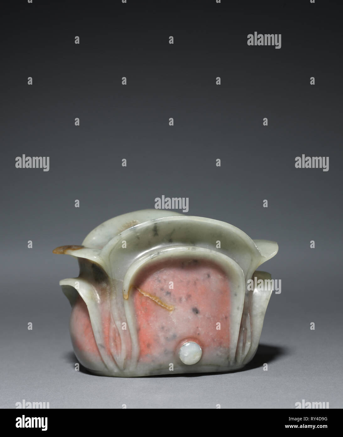 Tappo daoista, 960- 1279. Cina, Song Dynasty (960-1279) - Dinastia Yuan (1271-1368). Grigio-verde giada con marrone e marcature nere; interno con pigmento di colore rosa e intarsi in oro; complessivo: 7,4 cm (2 15/16 in Foto Stock