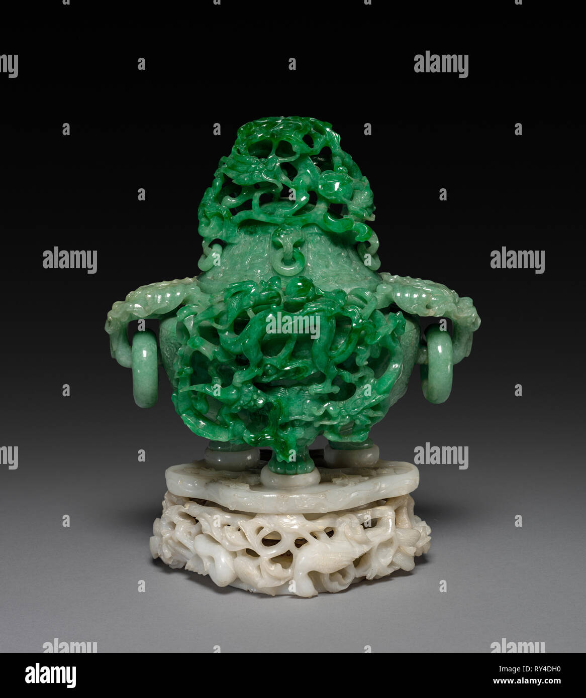 Altare Three-Sectional Gruppo: Koro con coperchio e base, 1644-1912. Cina, dinastia Qing (1644-1911). Jade Foto Stock