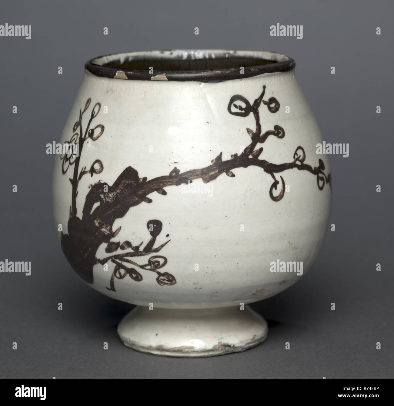 Stelo Cup, 1200s-1300s. Cina settentrionale, Jin dinastia (1115-1234) o Dinastia Yuan (1271-1368). Porcellanato con underglaze decorazione pittorica, Cizhou ware; complessivo: 12,1 cm (4 3/4 in Foto Stock